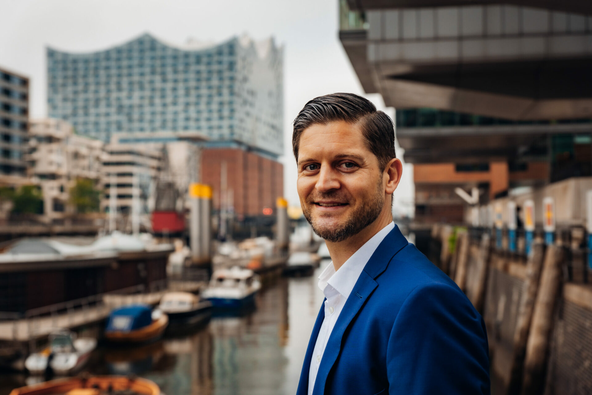 Berater Tim Brammann an der Elbe vor der Elbphilharmonie